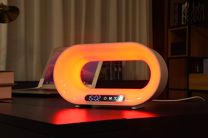 024年值得入手的桌面灯有哪些？弘沃无线充智能氛围灯自用评测"