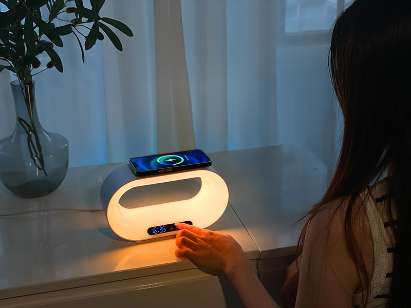 024年值得入手的桌面灯有哪些？弘沃无线充智能氛围灯自用评测"