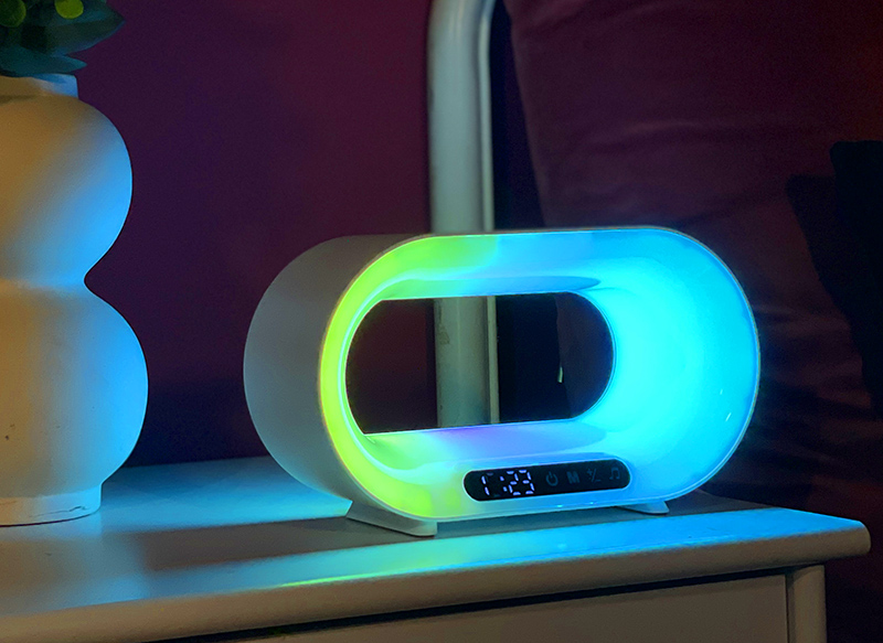 光动未来，弘沃氛围灯与无线充电融合，点亮智能生活空间！