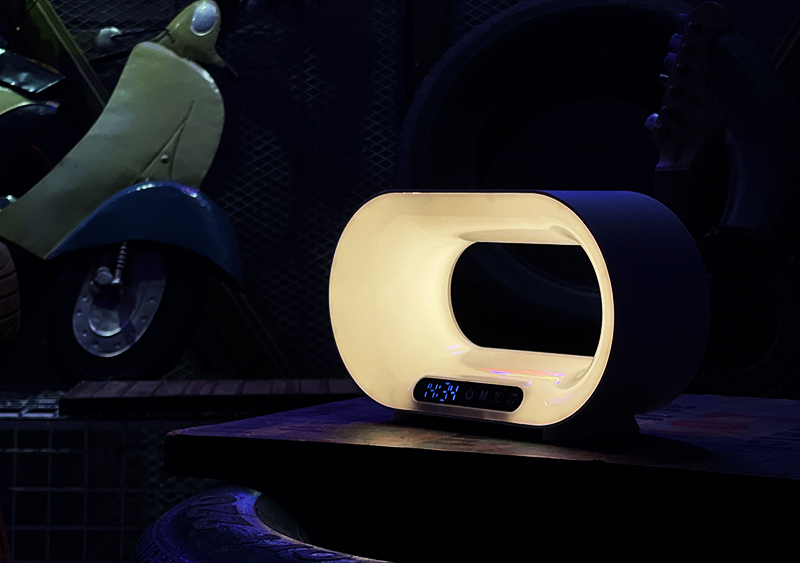 学习娱乐两不误：弘沃宿舍桌面氛围灯装饰你的学习桌