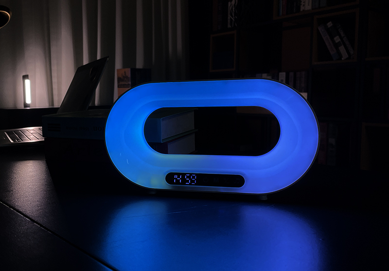 学习娱乐两不误：弘沃宿舍桌面氛围灯装饰你的学习桌